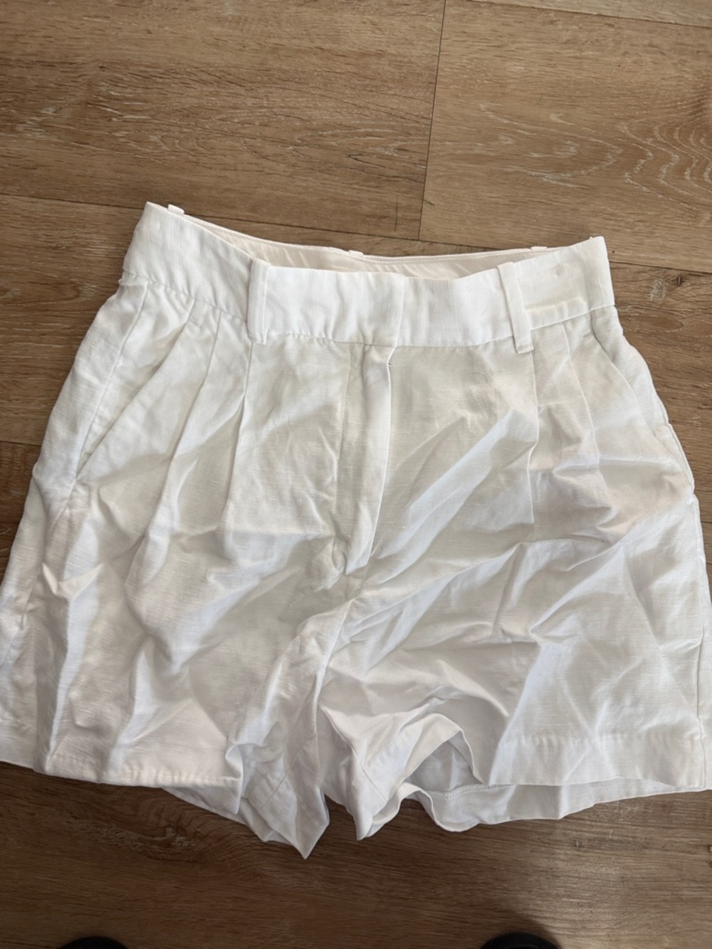 Wilfred White High-Waist Pleated Linen-Blend Shorts